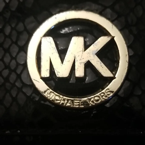 $5 ITEM. Michael Kors wallet MUST BE BUNDLED WITH AT LEAST 2 OTHER ITEMS - Picture 2 of 8